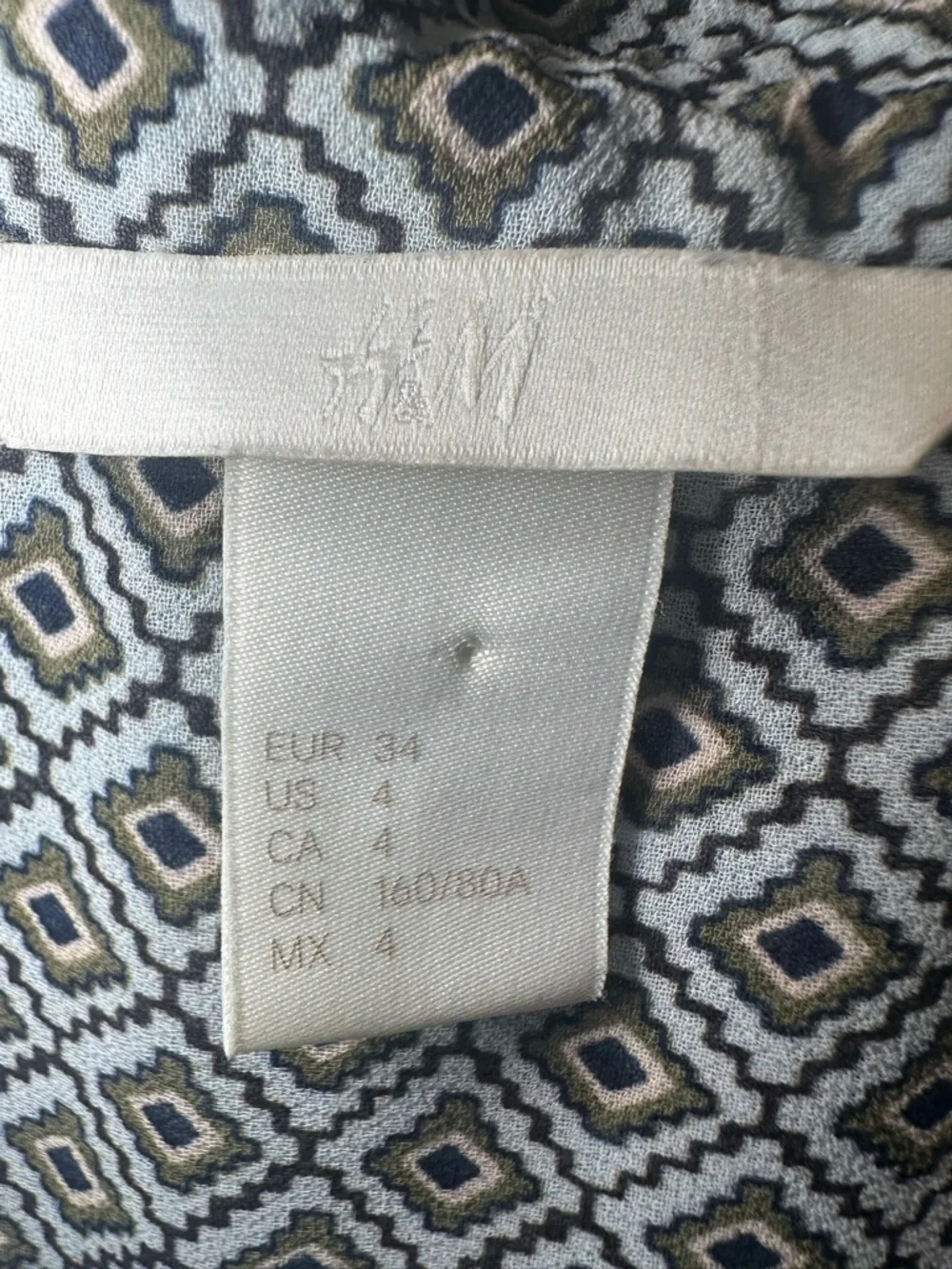 H&M Sleeveless Diamond-Print Button Front Blouse - Picture 3 of 8